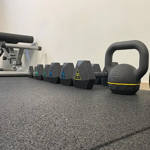 Kettlebellek a teremben